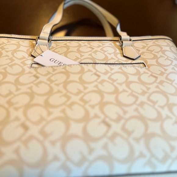 New Guess Los Angeles Tote Bag and matching Zippered Pouch - Picture 4 of 13